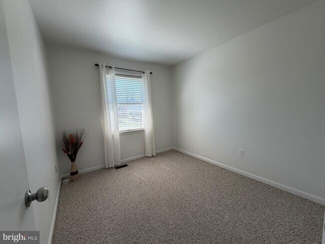 Building Photo - 18 Jameson Ln