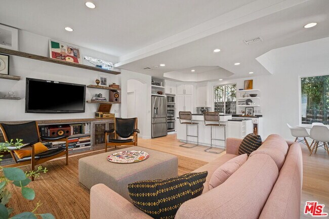 Building Photo - 835 Superba Ave