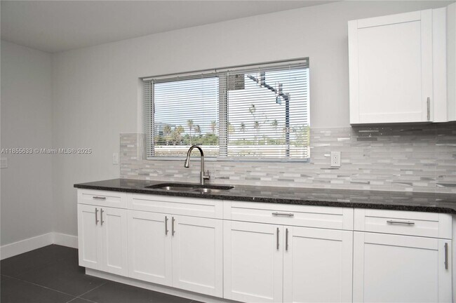Building Photo - 4051 N Ocean Dr