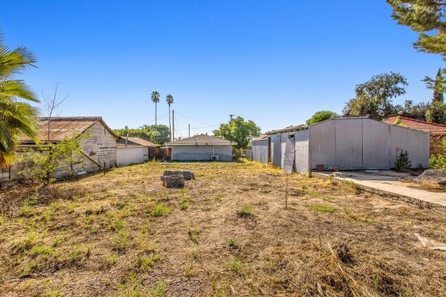 Building Photo - 2 bedroom Duplex with Huge yard!