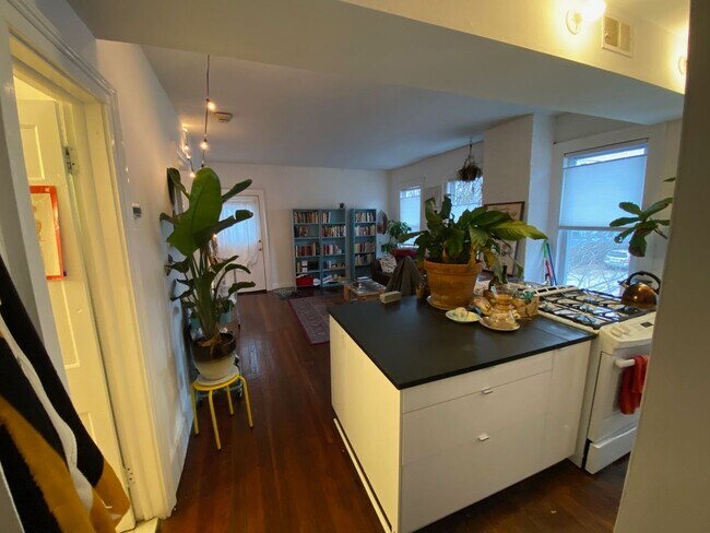 Building Photo - Architect-Restored 1BR at State & Bishop | Renovated Kitchen | In-Unit W/D