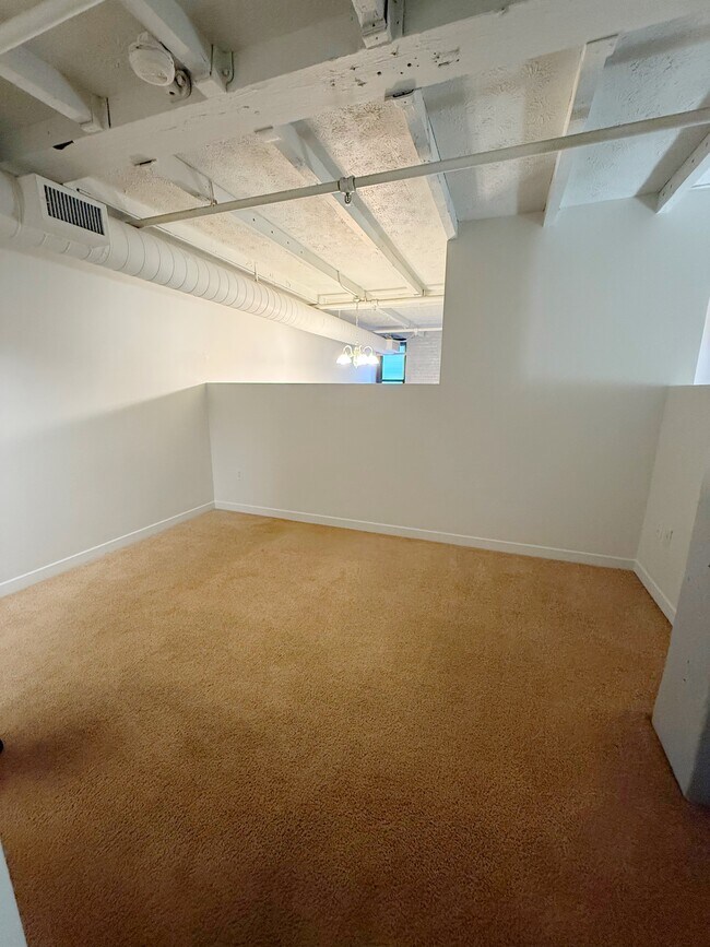 Building Photo - 1133 W 9th St