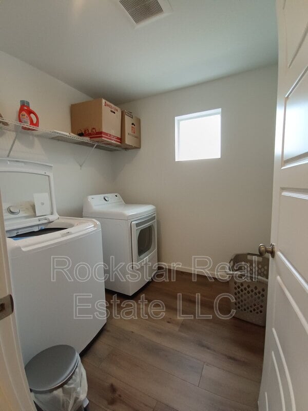 Building Photo - 109 W Goldenrod Ave