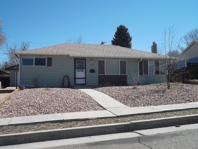 Building Photo - Home for rent on Union with Oversized Gara...