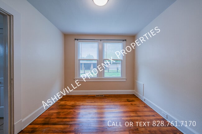 Building Photo - 10 Enka Oak St