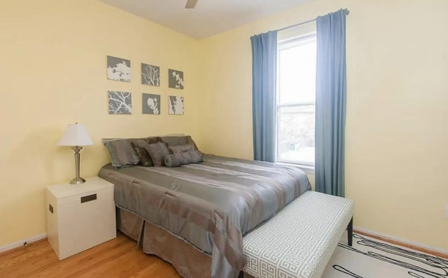 Building Photo - Charming Rowhouse Retreat in the Heart of DC!