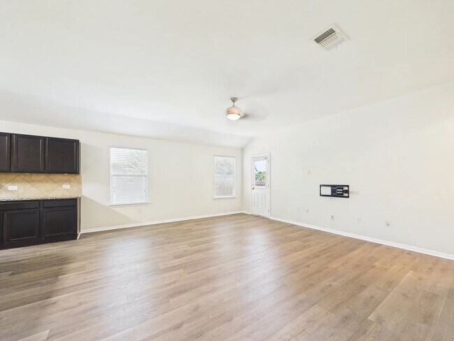 Building Photo - Spacious one-level home in Glenwood!