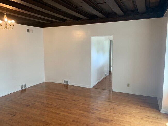 Building Photo - Fantastic Location in the Heart of Squirrel Hill!