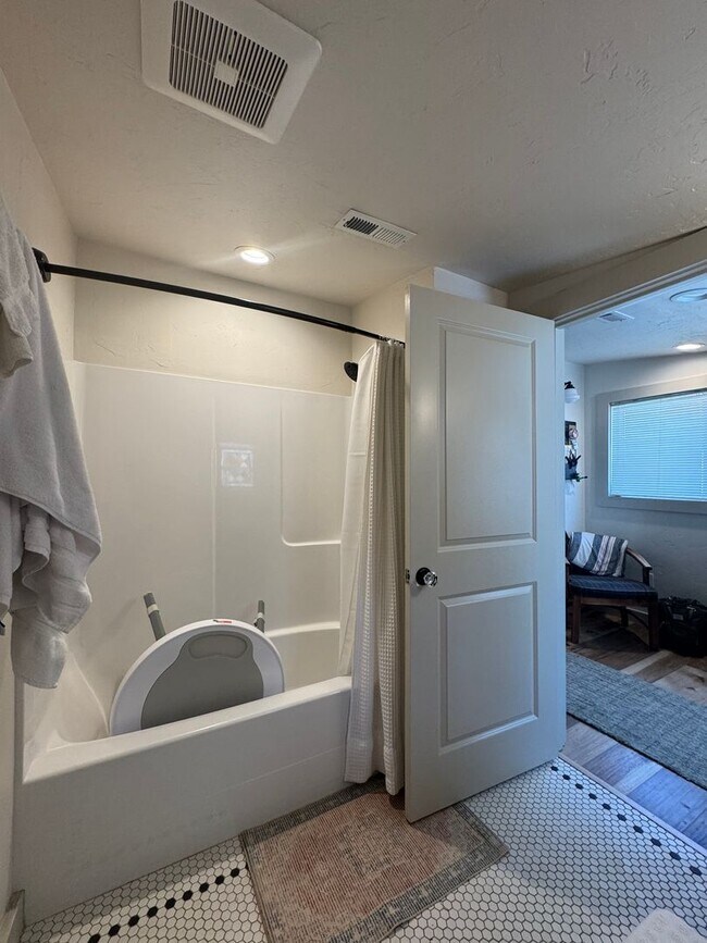 Building Photo - Updated 3 Bed/ 2 Bath Rental