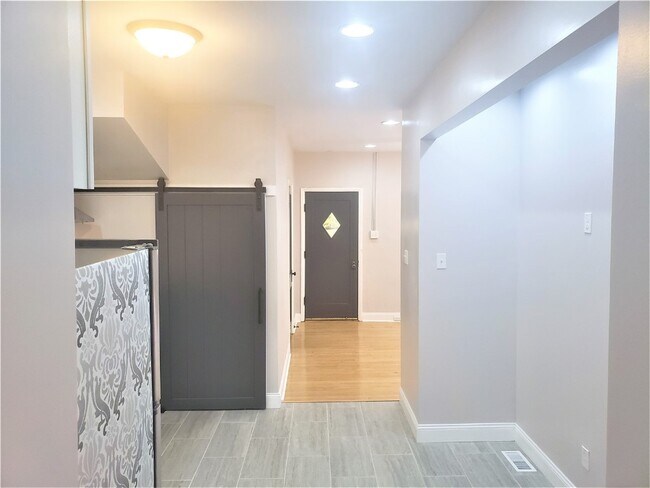 Building Photo - 4634 Ray Ave