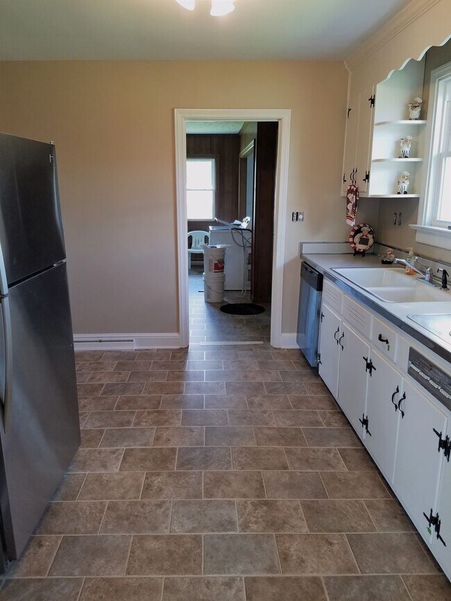 Building Photo - Brick ranch in Colonial Heights for rent.
