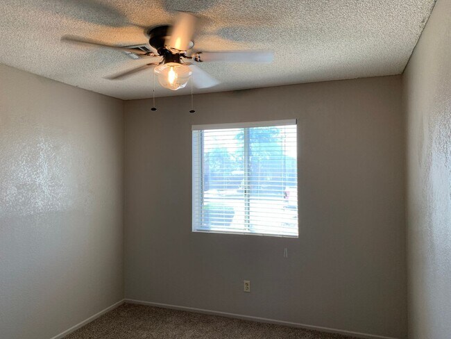 Building Photo - 4 BEDROOM POOL HOME!