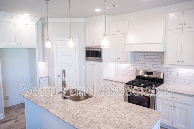 Building Photo - 940 E Skyline Lp