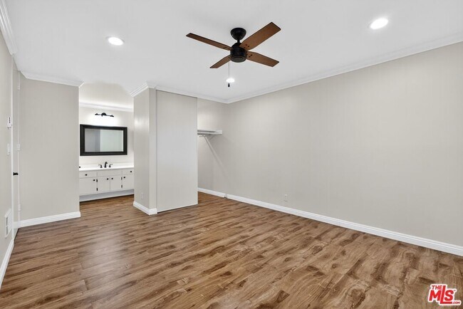 Building Photo - 5900 Canterbury Dr