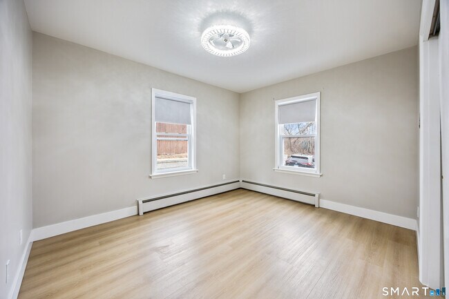 Building Photo - 87 Putnam St