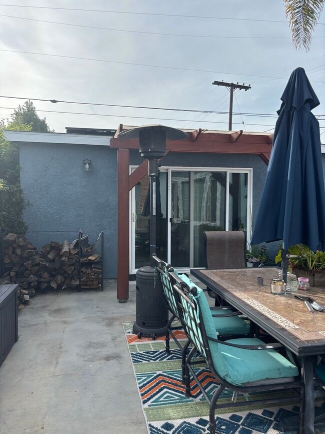 Building Photo - MARKEITNG SPECIAL $500 OFF SECOND MONTHS RENT - Charming & Private Backhouse Studio in Desirable ...