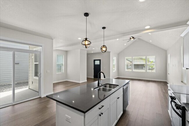 Building Photo - Cardinal