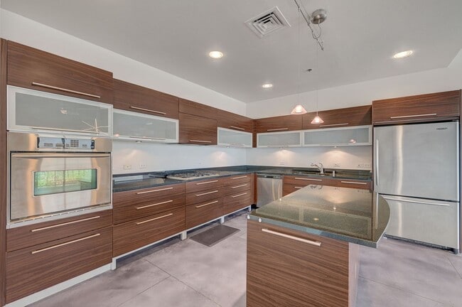 Building Photo - Modern Loft with City View