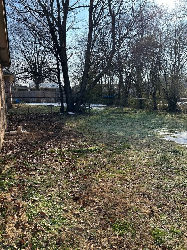 Building Photo - 904 E 5th St