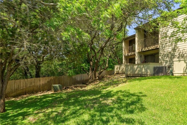 Building Photo - 1938 Holly Hill Dr