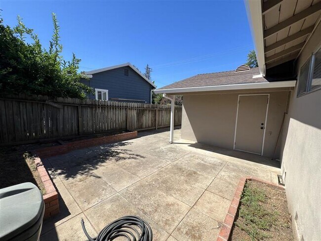 Building Photo - Lovely Historic Folsom 2 Bedroom Home on Corner Lot