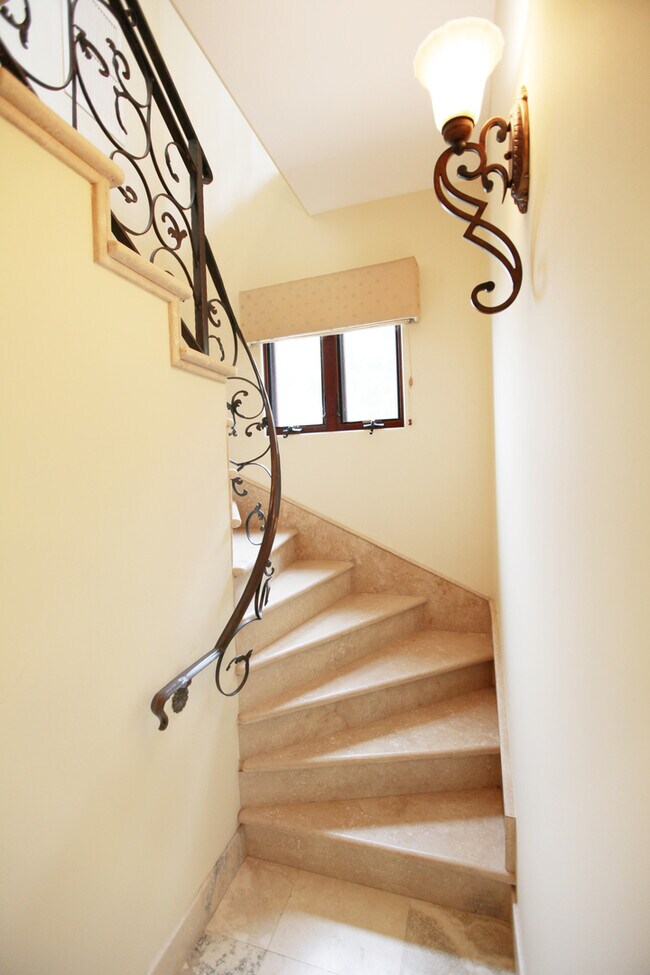 Building Photo - Luxury 3 bed 3 bath home available for rent in Malibu!