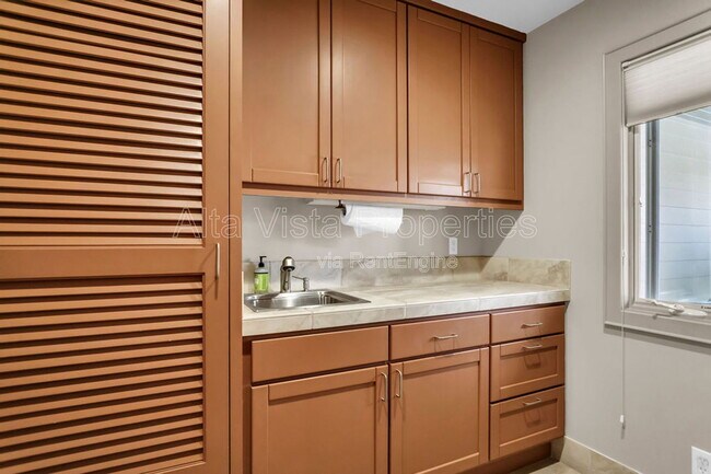 Building Photo - 5940 La Jolla Mesa Dr