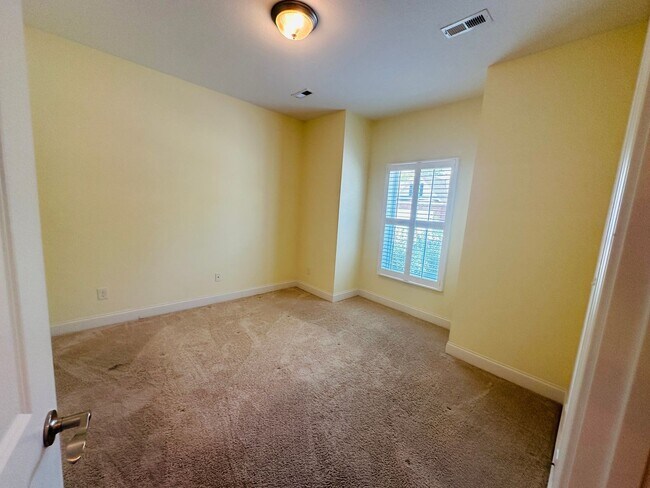Building Photo - Sun-Drenched Corner Lot Condo – 2 Bedrooms + Office Near Middlebrook Pike