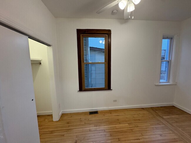 Building Photo - 1336 W Barry Ave