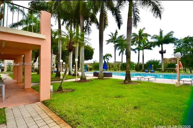 Building Photo - 9360 Fontainebleau Blvd