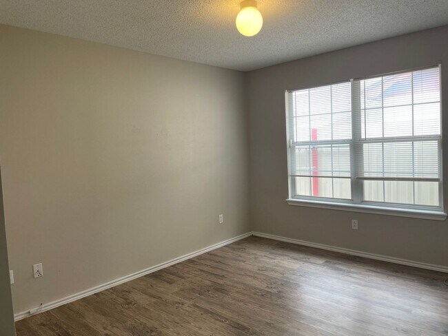 Building Photo - 3 bed 2 bath 5 min. from Texas Tech University
