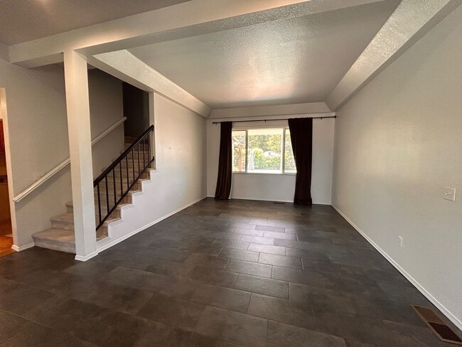 Building Photo - Beautiful home for rent in Visalia!
