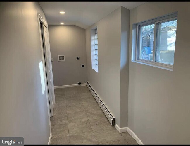 Building Photo - 67 Syringa St