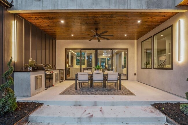 Building Photo - Stunning South Austin Oasis