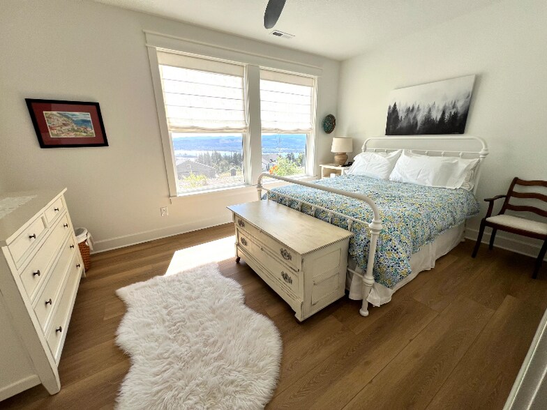 Building Photo - 205 Island View Dr