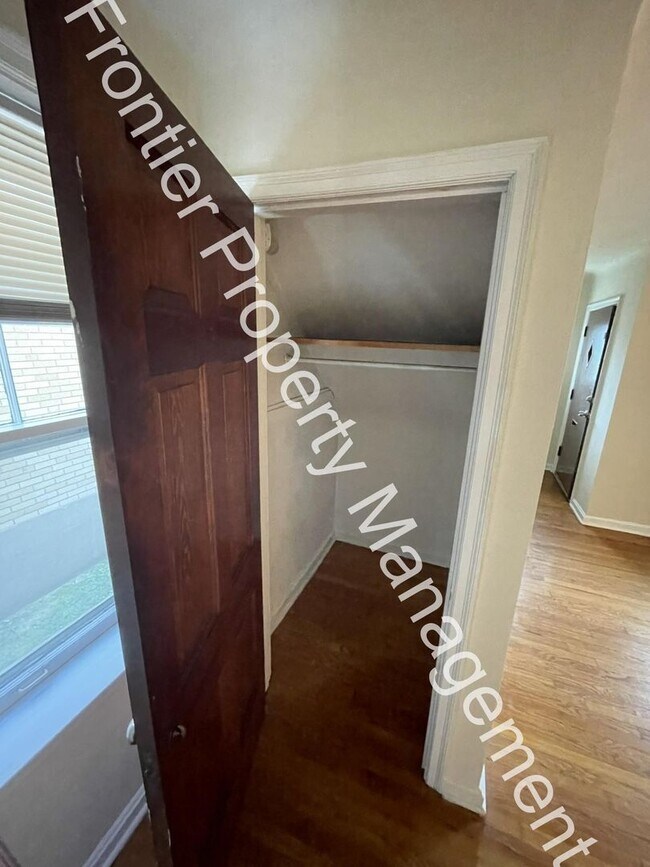 Building Photo - Charming 1-Bedroom Apartment