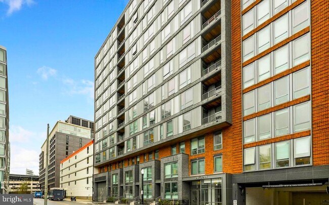 Building Photo - 1211 Van St SE