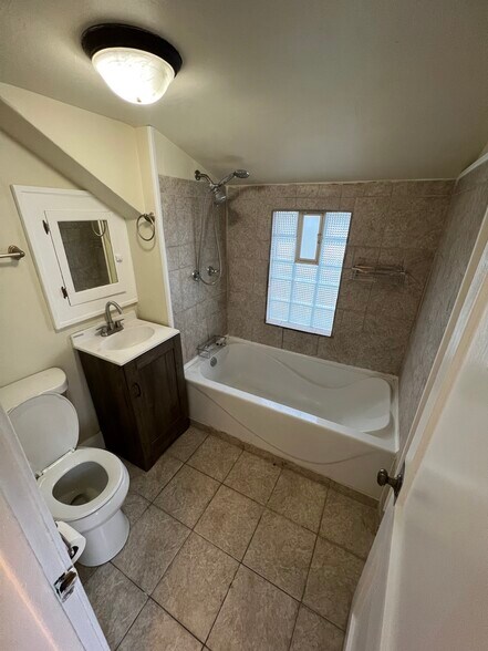 upper unit bathroom - 1229 Terrace Ave