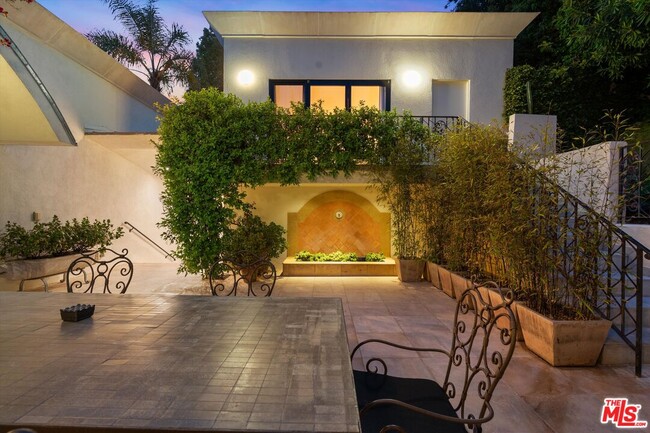 Building Photo - 2328 San Ysidro Dr