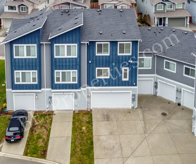 Building Photo - Beautiful 3 Bedroom 2.5 Bathroom Townhouse.