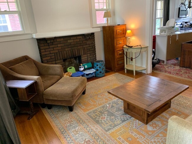 Building Photo - Crescent Hill  Charming Three Bedroom Bung...