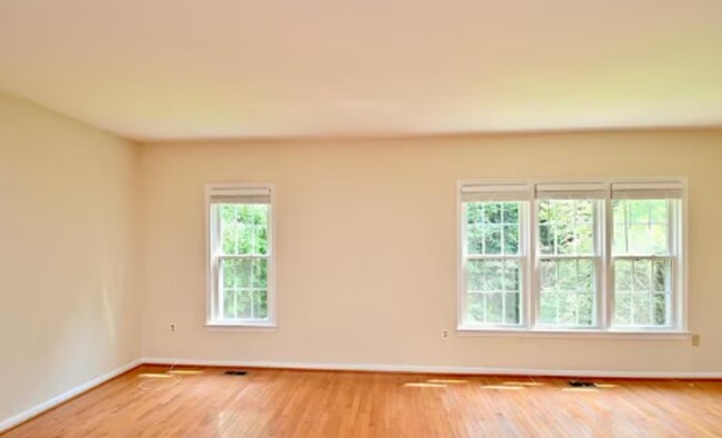 Building Photo - Charming 3-Level Townhome Backing to Woods in Prime Alexandria Location