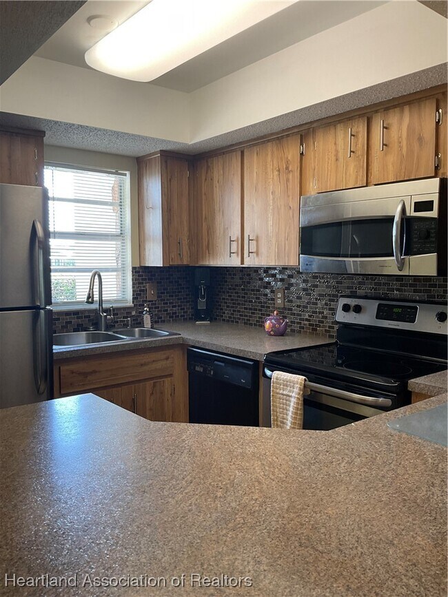 Building Photo - 3641 Edgewater Dr