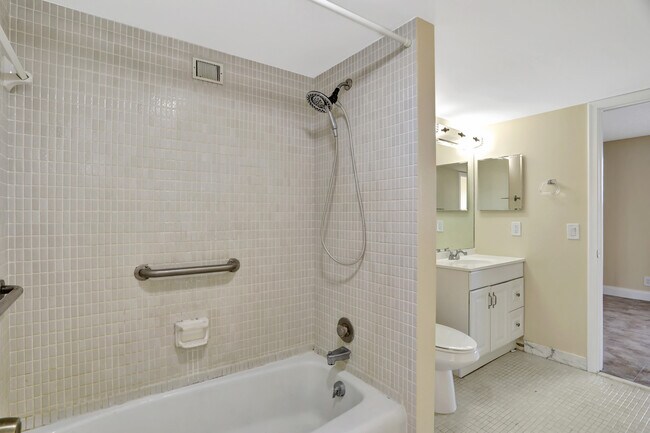 Building Photo - 3 Royal Palm Way