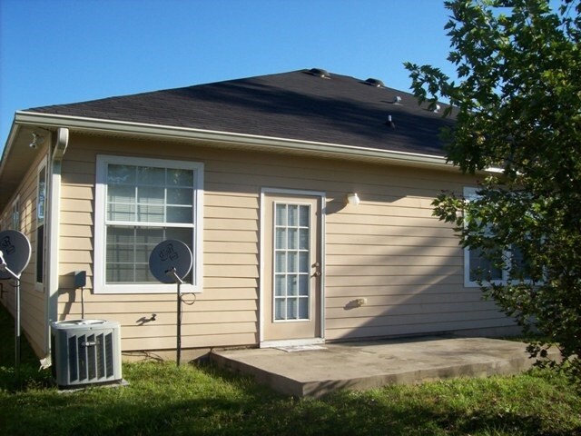 Building Photo - 5025 Hampton Ridge Ave