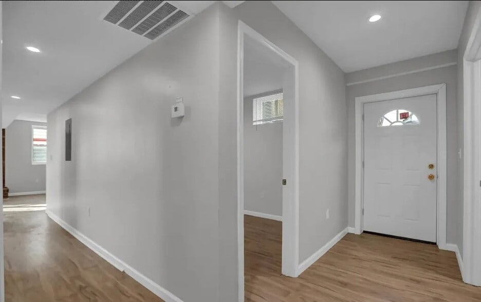 Building Photo - 5922 Benton Heights Ave