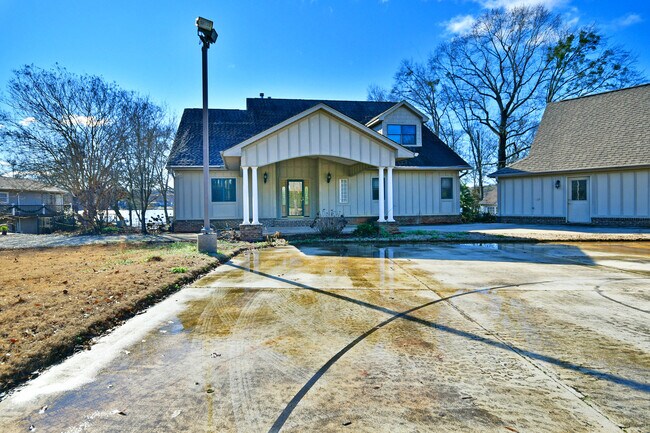 Building Photo - 400 Sunward Path