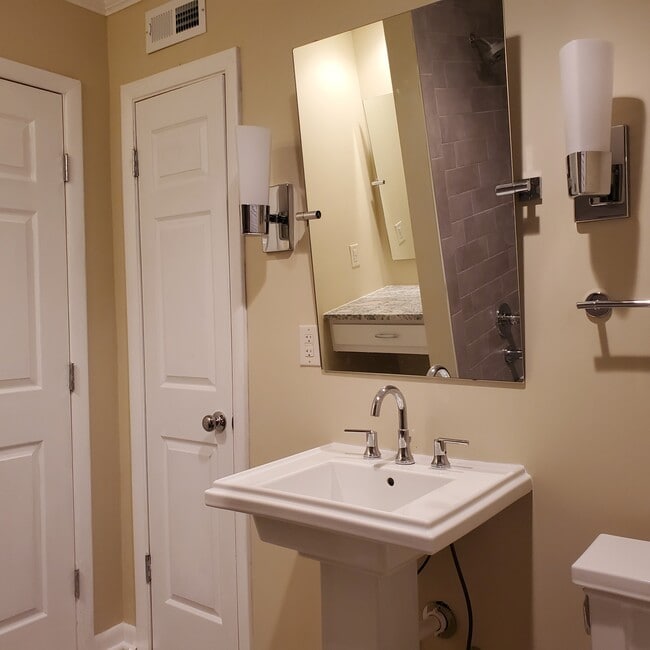 Building Photo - 303 Pleasant Dr