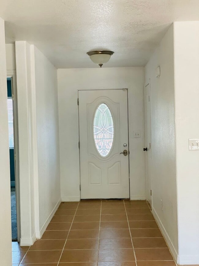 Building Photo - $1,795 Belmont & McCall, 2 Bedroom - Belmo...