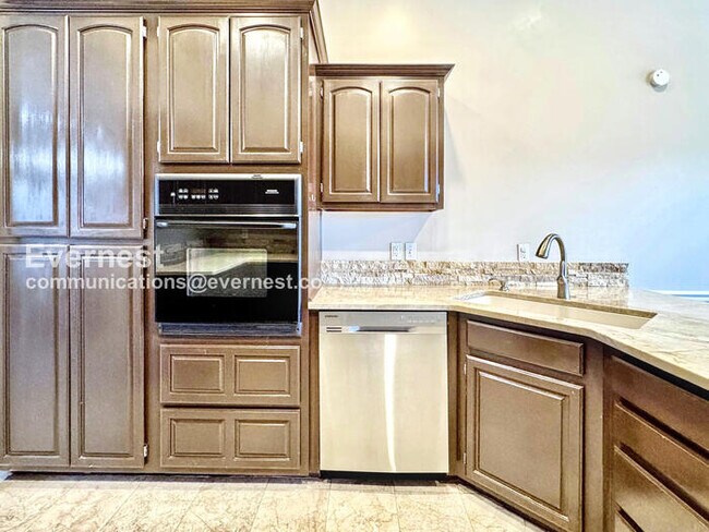 Building Photo - Charming 3-Bed, 2-Bath Home with Fenced Backyard & 2-Car Garage